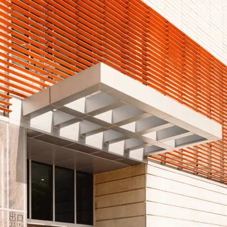 Nuova costruzione C&agrave;ntera: dettaglio di facciata con pensilina e brise-soleil
